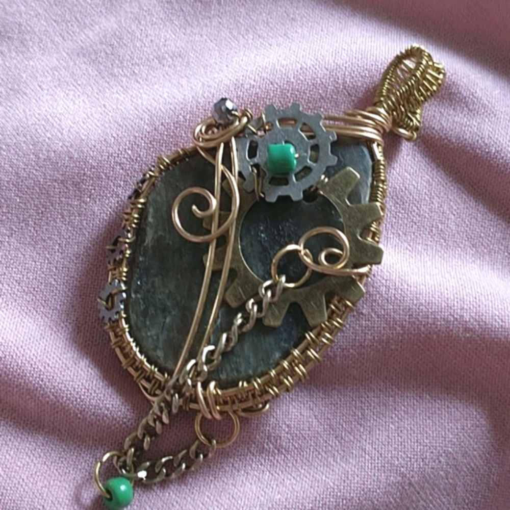 *Holiday Sale* 🇨🇦 Steampunk Stone Pendant